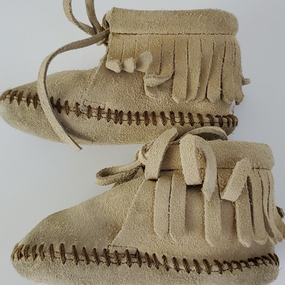 Minnetonka Fringe Baby Bootie Tan - Picture 10 of 13